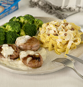 SCHWEINEFILETMEDAILLONS MIT FETTUCCINEN, GORGONZOLA-SOE UND WALNSSEN