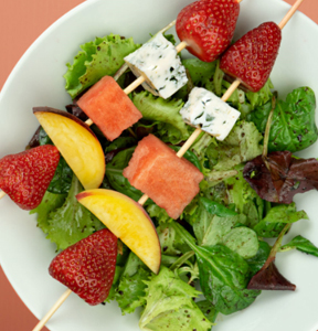 INSALATA D'AGOSTO CON SPIEDINI DI FRUTTA E GORGONZOLA PICCANTE IGOR