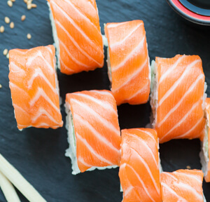 SUSHI AL GORGONZOLA DOLCE, PERE E SALMONE