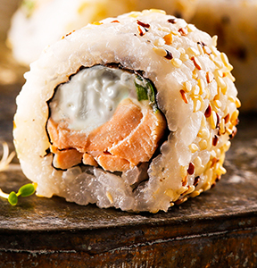 URAMAKI CON SALMONE COTTO, GORGONZOLA DOLCE E SEMI DI SESAMO