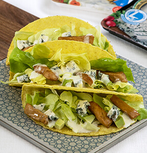 TACOS MIT HHNCHEN, AVOCADO, SALAT UND GORGONZOLA