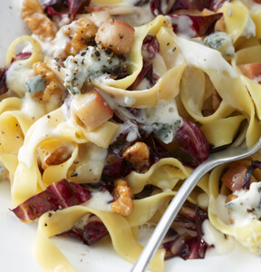 TAGLIATELLE AUTUNNALI CON GORGONZOLA PICCANTE, RADICCHIO, PERE E NOCI