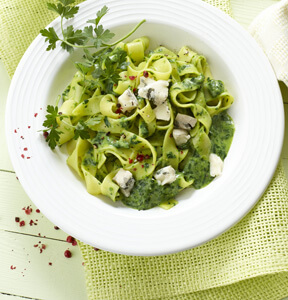 TAGLIATELLE ALLA CREMA DI SPINACI E CUBETTI DI GORGONZOLA