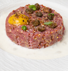 TARTARE DI MANZO CON SENAPE, CAPPERI, UOVO E E GORGONZOLA DOLCE