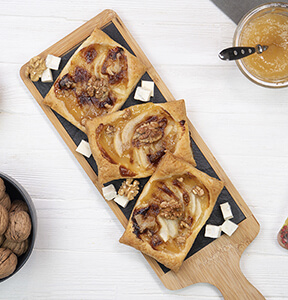 TARTELETTES MIT BIRNEN, GORGONZOLA UND WALNSSEN