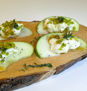 TARTINE DI MELA CON GORGONZOLA DOLCE E GRANELLA DI PISTACCHIO