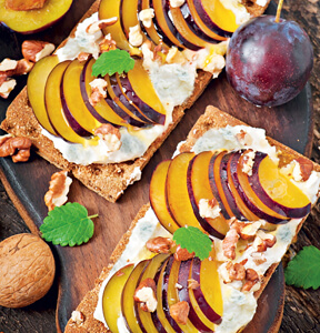 GALLETTE DI SEGALE CON GORGONZOLA, PRUGNE E NOCI