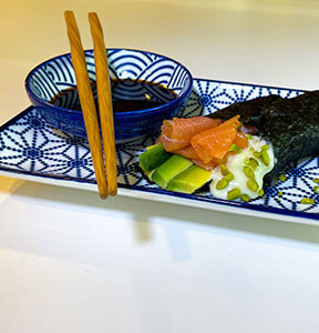 TEMAKI CON GORGONZOLA AVOCADO E SALMONE