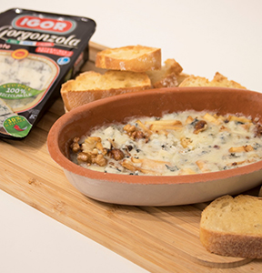 TERRINA DI GORGONZOLA, MELE E NOCI SU PANE AL MIELE