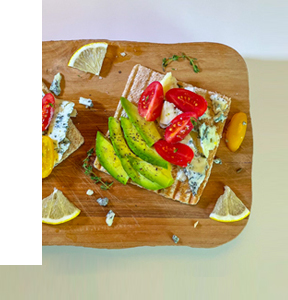 TOAST CON AVOCADO, POMODORINI E GORGONZOLA PICCANTE