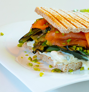 TOAST CON GORGONZOLA DOLCE, SALMONE E ZUCCHINE GRIGLIATE