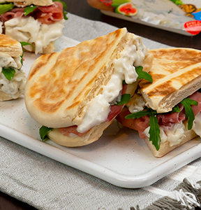 TORTA AL TESTO UMBRA CON PROSCIUTTO CRUDO, RUCOLA E GORGONZOLA DOLCE IGOR