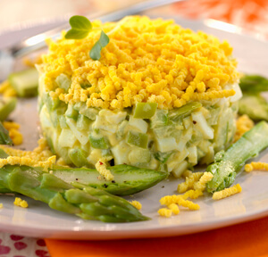 TORTINO DEDICATO ALLE DONNE, CON GORGONZOLA, ASPARAGI E MIMOSA ALL’UOVO