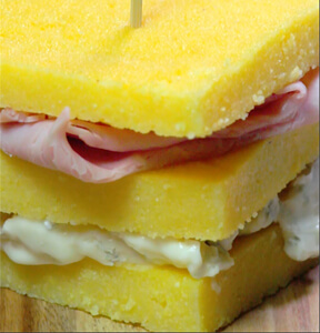 TRAMEZZINI DI POLENTA, PROSCIUTTO COTTO E GORGONZOLA DOLCE