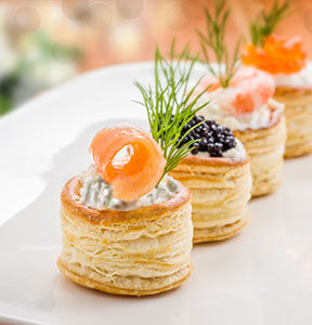 VOL AU VENT CON CREMA AL BLU DI CAPRA, SALMONE, CAVIALE E GAMBERI