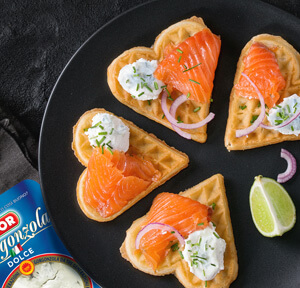 WAFFLES SALATI CON SPUMA DI GORGONZOLA E SALMONE