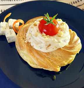 ZEPPOLE MIT GORGONZOLA-MOUSSE