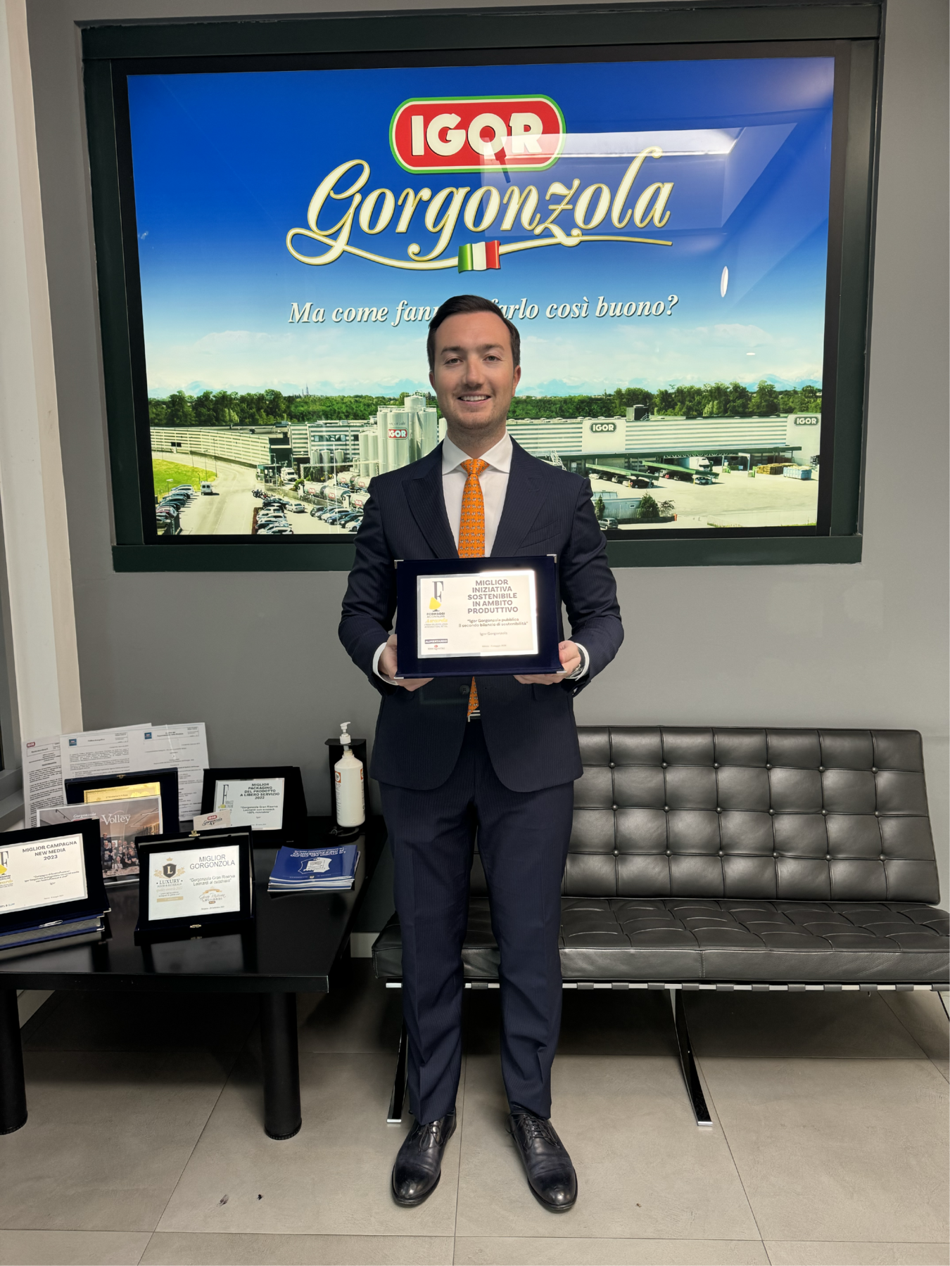 Il rappresentante di Igor Gorgonzola mostra il premio vinto, evidenziando limpegno del marchio nella produzione sostenibile di gorgonzola in Italia.