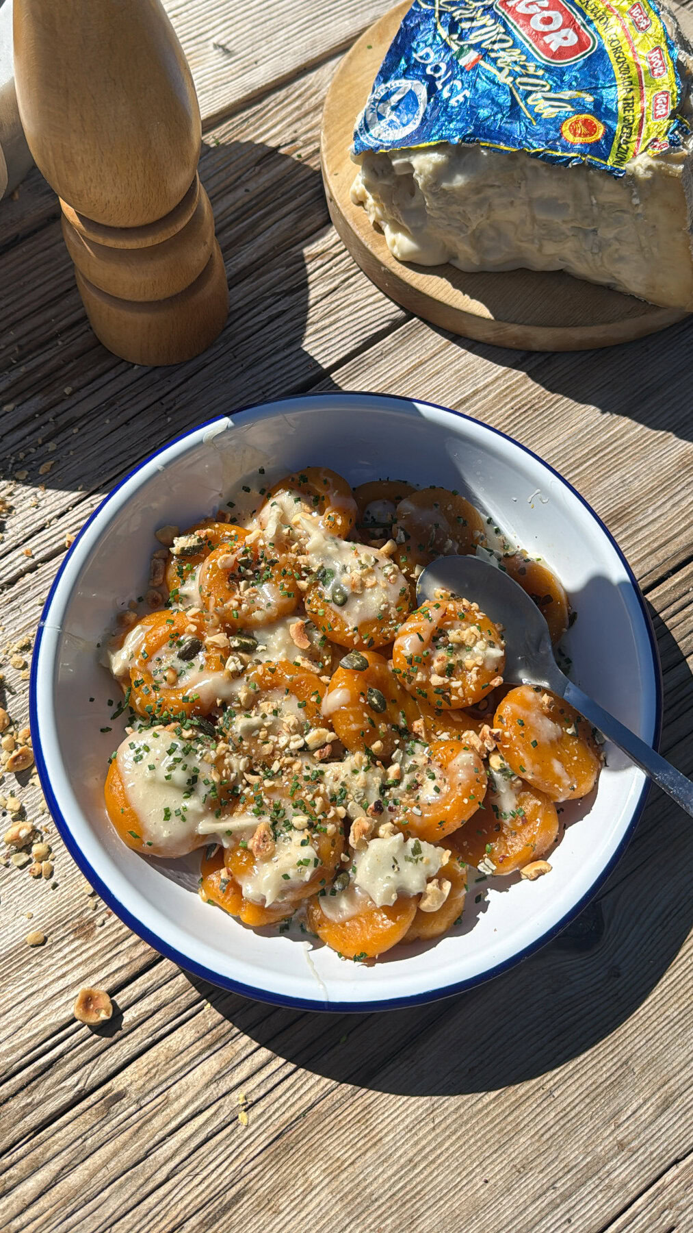 Piatti di gnocchi di zucca con fonduta di Gorgonzola Dolce Igor, simbolo di qualità e tradizione italiana, con sponsor di volley e atleti.